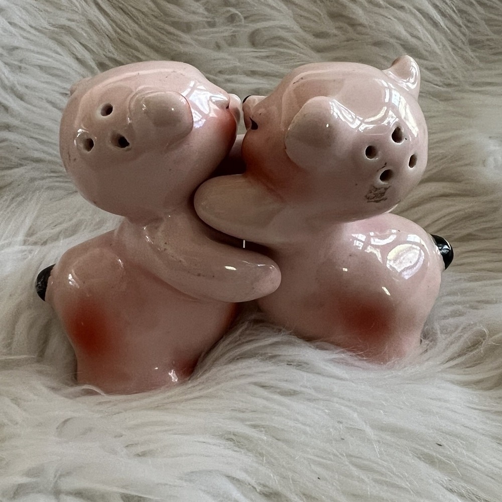 Vintage Van Tellingen "Bear Hug" Ceramic Salt and Pepper Shakers from the 1940s
